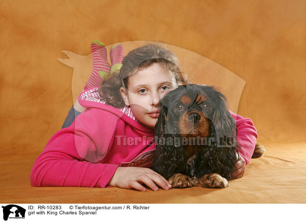 Mdchen mit Cavalier / girl with King Charles Spaniel / RR-10283