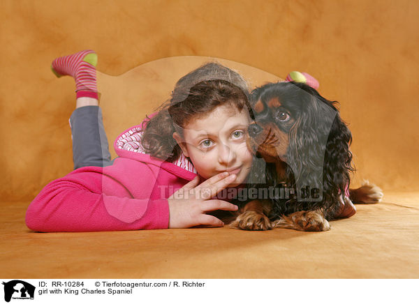 Mdchen mit Cavalier / girl with King Charles Spaniel / RR-10284