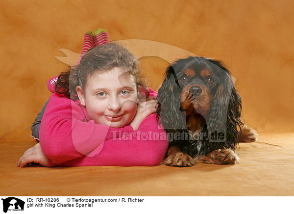 Mdchen mit Cavalier / girl with King Charles Spaniel / RR-10286