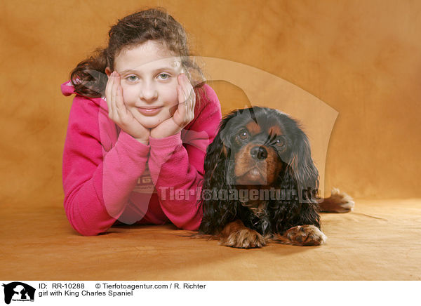 Mdchen mit Cavalier / girl with King Charles Spaniel / RR-10288