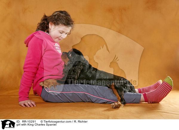 Mdchen mit Cavalier / girl with King Charles Spaniel / RR-10291