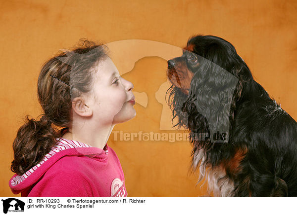 Mdchen mit Cavalier / girl with King Charles Spaniel / RR-10293
