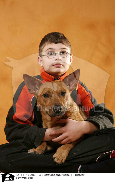 Junge schmust mit Hund / boy with dog / RR-10296
