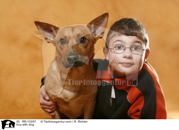 Junge schmust mit Hund / boy with dog / RR-10297