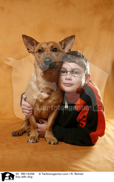 Junge schmust mit Hund / boy with dog / RR-10298