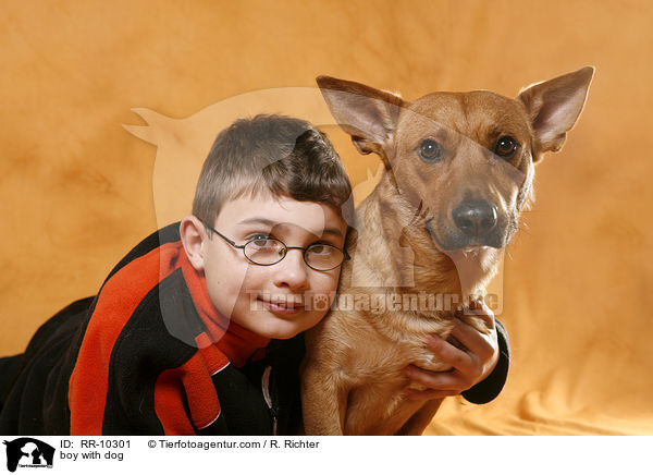 Junge schmust mit Hund / boy with dog / RR-10301