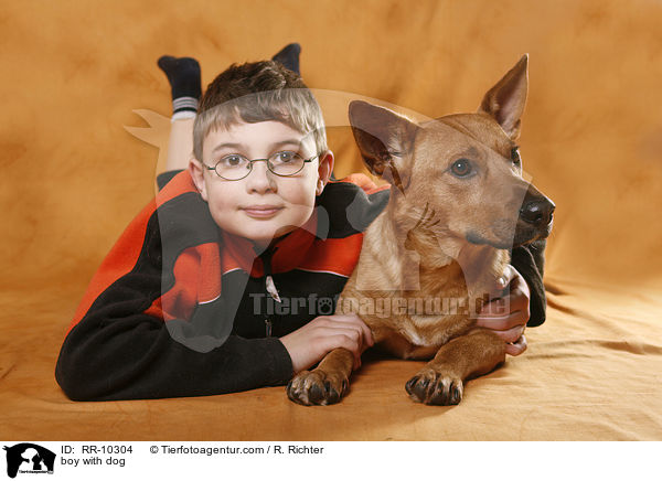 Junge schmust mit Hund / boy with dog / RR-10304