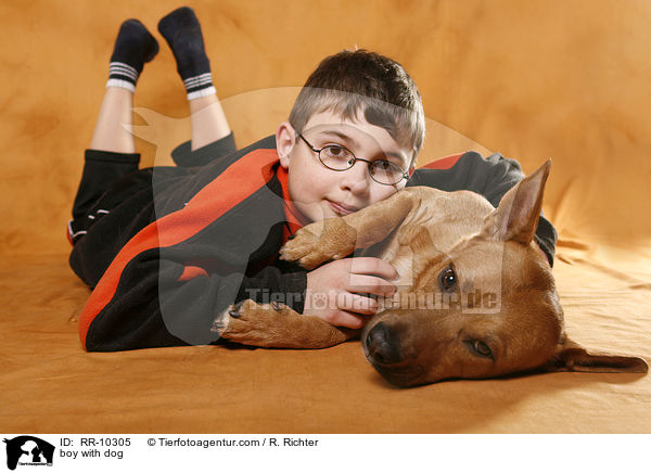 Junge schmust mit Hund / boy with dog / RR-10305