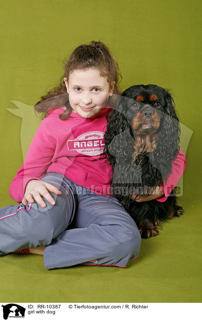 Mdchen mit Hund / girl with dog / RR-10387