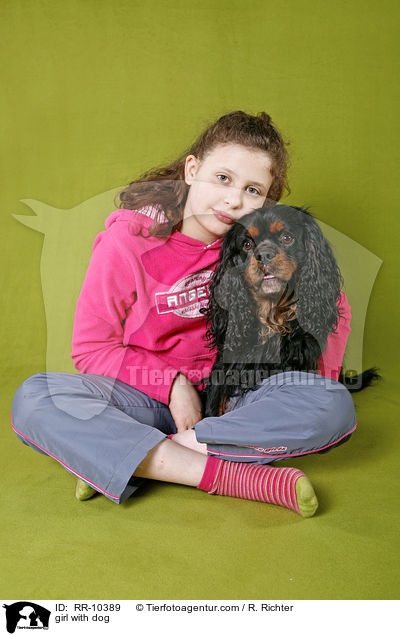 Mdchen mit Hund / girl with dog / RR-10389