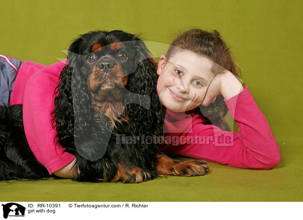 Mdchen mit Hund / girl with dog / RR-10391