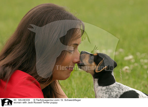 junge Frau mit Jack Russell Terrier Welpe / woman with Jack Russell Terrier puppy / SS-08339