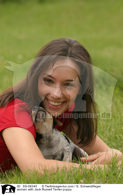 junge Frau mit Jack Russell Terrier Welpe / woman with Jack Russell Terrier puppy / SS-08340