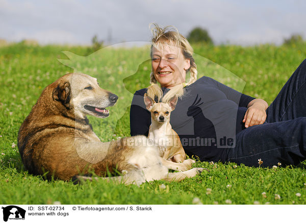 Frau mit Hunden / woman with dogs / SST-02734