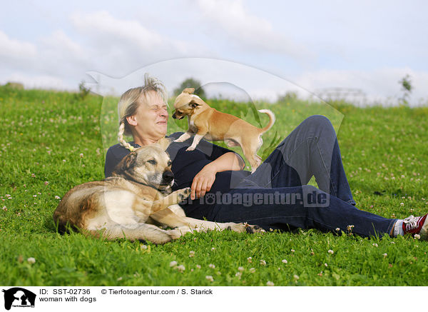 Frau mit Hunden / woman with dogs / SST-02736