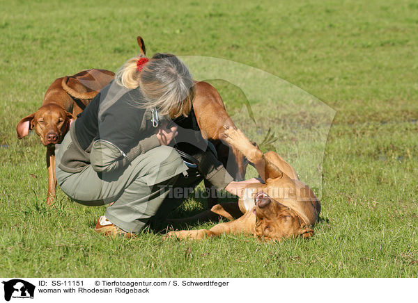 woman with Rhodesian Ridgeback / SS-11151