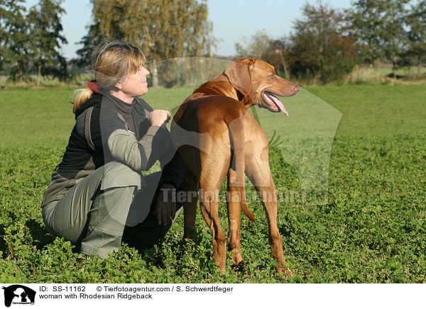 woman with Rhodesian Ridgeback / SS-11162