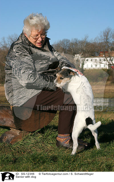 Seniorin mit Hund / Senior with dog / SS-12346