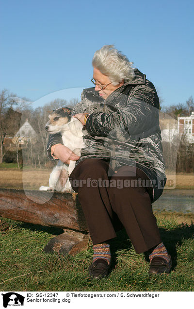 Seniorin streichelt Hund / Senior fondling dog / SS-12347