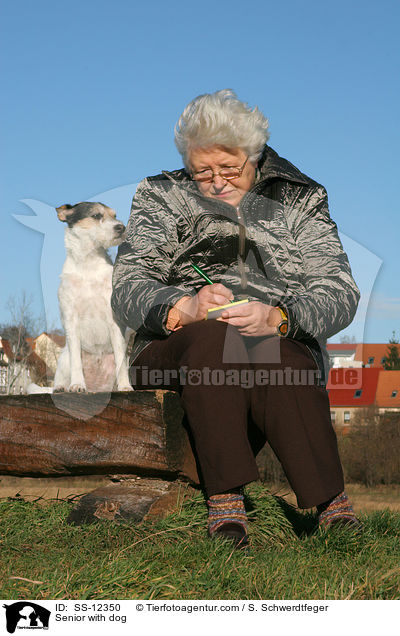 Seniorin mit Hund / Senior with dog / SS-12350
