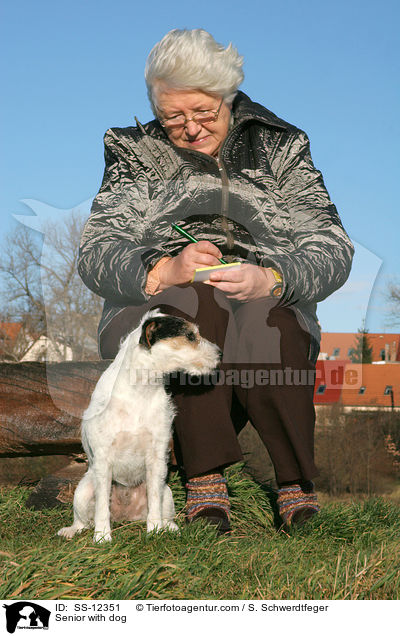 Seniorin mit Hund / Senior with dog / SS-12351