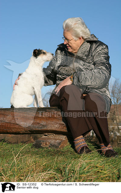 Seniorin mit Hund / Senior with dog / SS-12352
