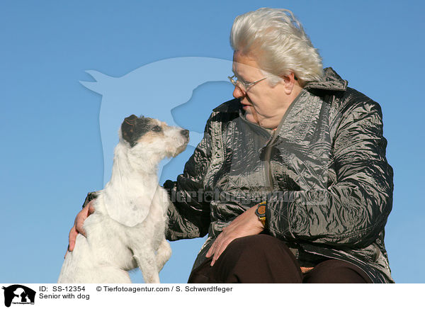Seniorin mit Hund / Senior with dog / SS-12354