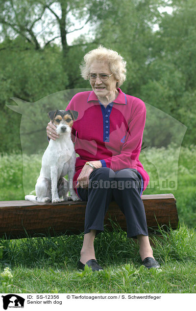 Seniorin mit Hund / Senior with dog / SS-12356