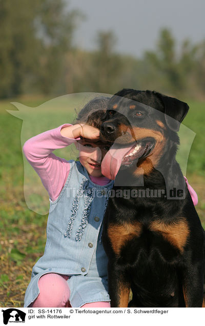 Mdchen mit Rottweiler / girl with Rottweiler / SS-14176