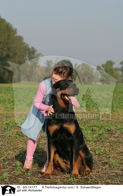 Mdchen mit Rottweiler / girl with Rottweiler / SS-14177