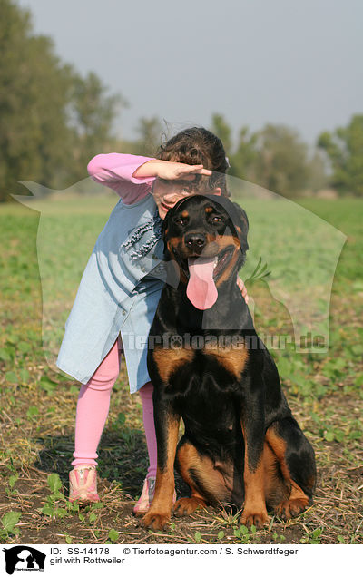 Mdchen mit Rottweiler / girl with Rottweiler / SS-14178