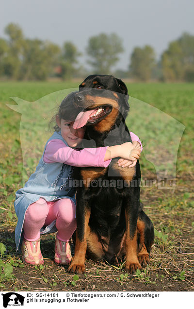 Mdchen kuschelt mit Rottweiler / girl is snuggling a Rottweiler / SS-14181