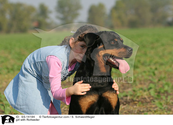 Mdchen mit Rottweiler / girl with Rottweiler / SS-14184