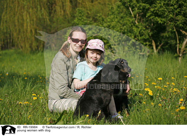 junge Frau mit Hund / young woman with dog / RR-19984