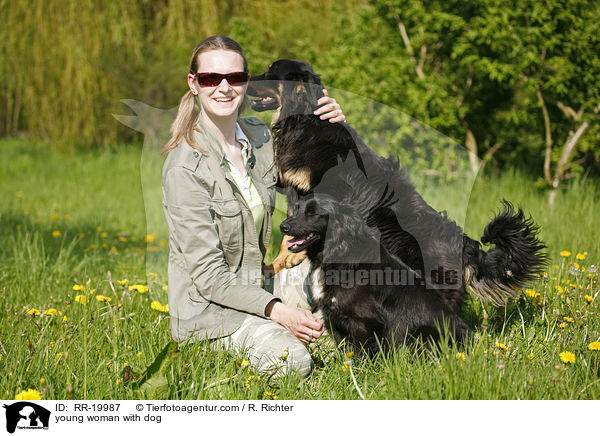 junge Frau mit Hund / young woman with dog / RR-19987