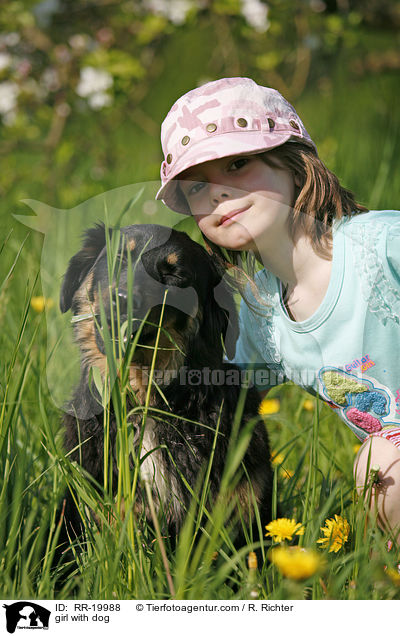 Mdchen mit Hund / girl with dog / RR-19988