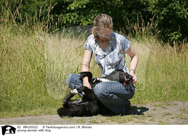 junge Frau mit Hund / young woman with dog / RR-20022