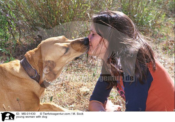 junge Frau mit Hund / young woman with dog / MS-01430
