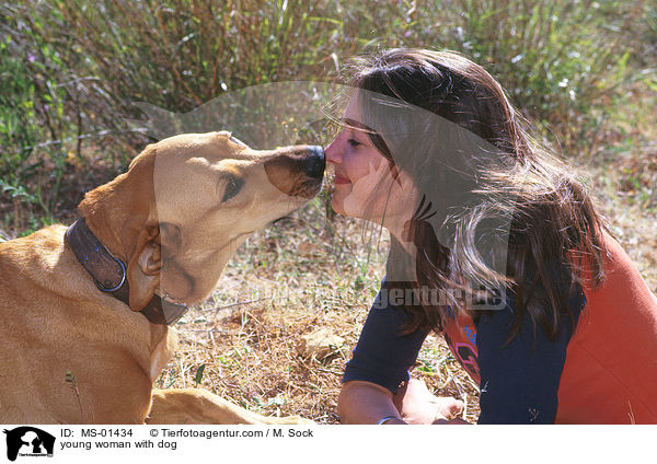junge Frau mit Hund / young woman with dog / MS-01434