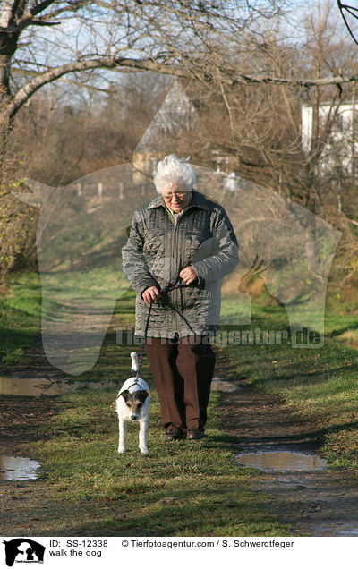 Rentnerin geht mit  Parson Russell Terrier spazieren / walk the dog / SS-12338