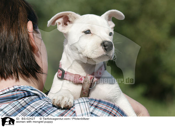 Frau mit Mischlingswelpen / woman with mongrel puppy / BS-02427