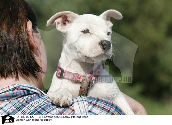 Frau mit Mischlingswelpen / woman with mongrel puppy / BS-02427
