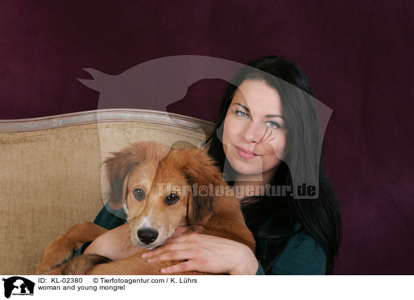 Frau und Mischlingswelpe / woman and young mongrel / KL-02380