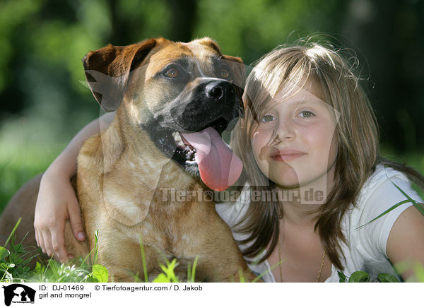 Mdchen und Boxer-Mix / girl and mongrel / DJ-01469