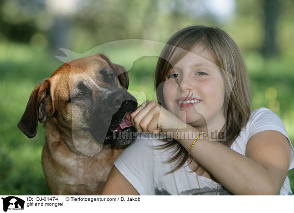 Mdchen und Boxer-Mix / girl and mongrel / DJ-01474