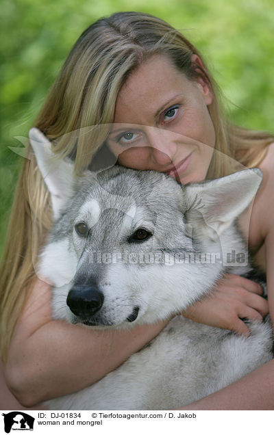 Frau und Schferhund-Mischling / woman and mongrel / DJ-01834