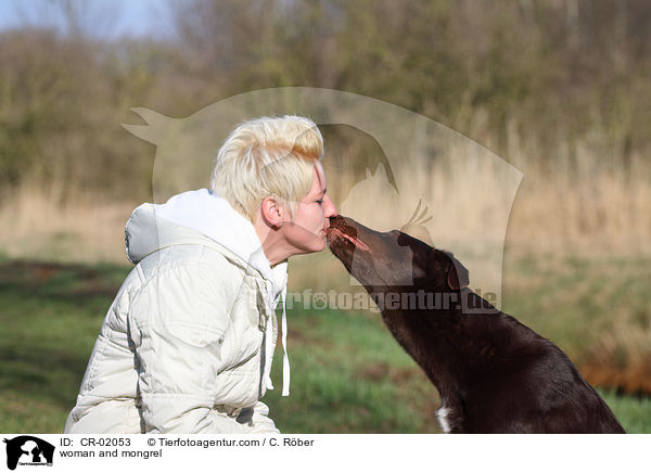 Frau und Labrador-Mix / woman and mongrel / CR-02053