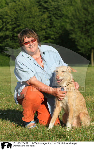 Frau und Podenco-Mix / woman and mongrel / SS-26437
