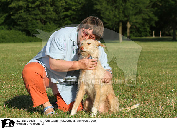 Frau und Podenco-Mix / woman and mongrel / SS-26438