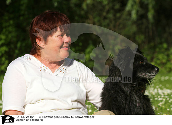 Frau und Spitz-Mix / woman and mongrel / SS-26464